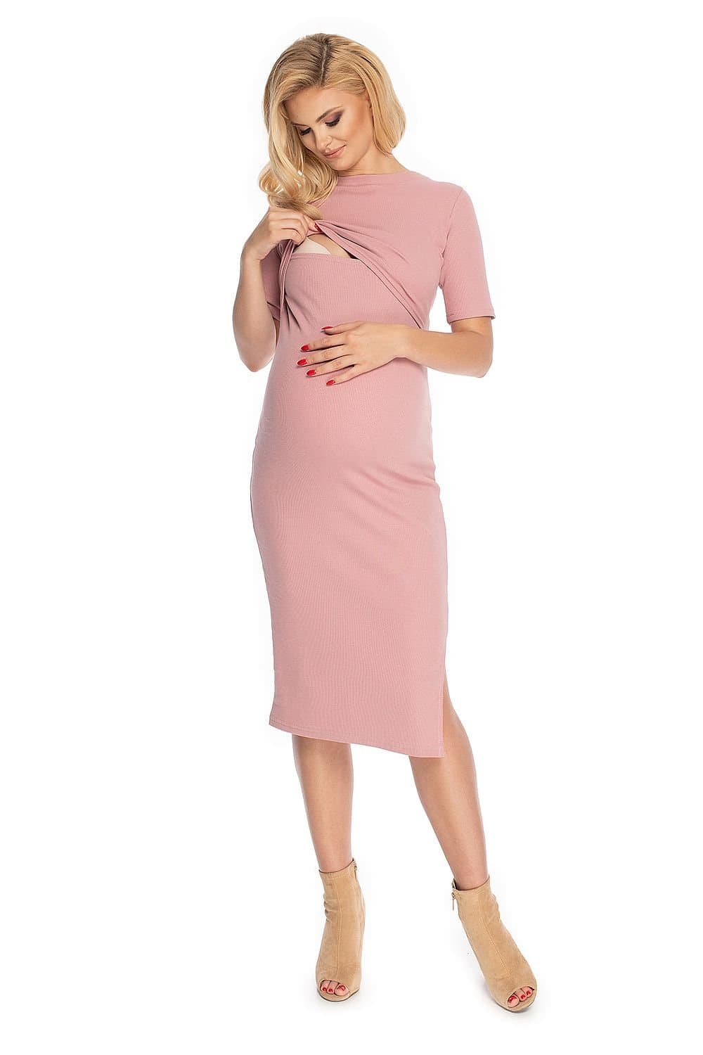 Robe de grossesse rose midi moulante à manches courtes pour un look chic et confortable.