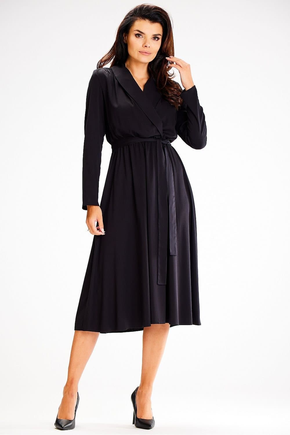 Robe noire chic midi à manches longues et col en V, idéale pour soirée ou cocktail, silhouette trapèze.