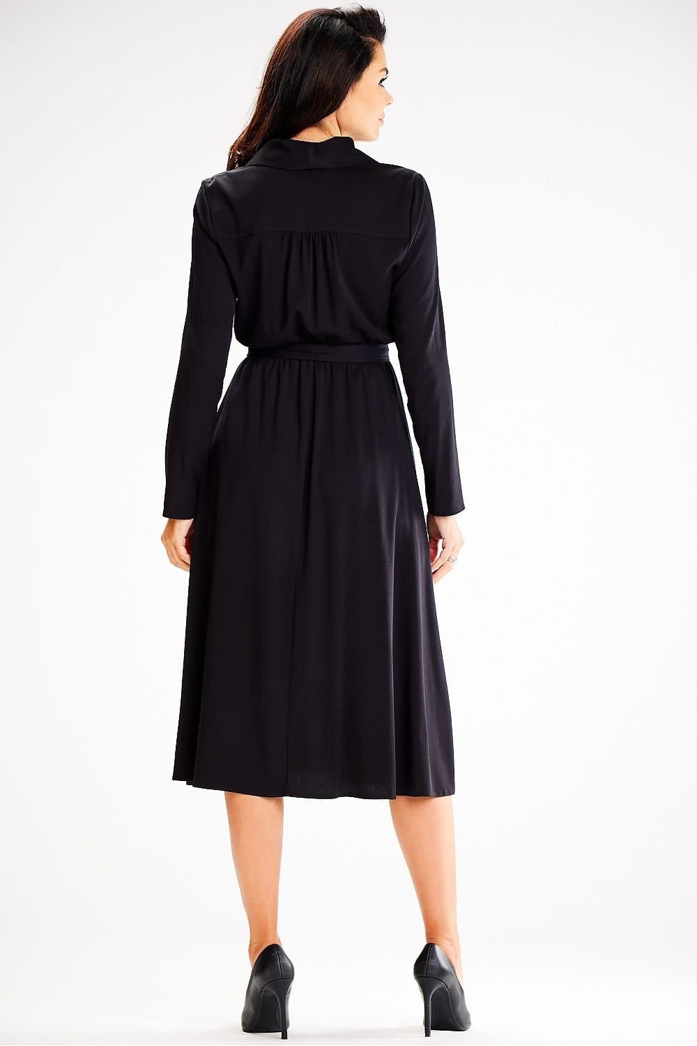 Robe de jour chic noire midi à manches longues et col chemise pour un style sobre et élégant, idéale pour travail ou réunions.