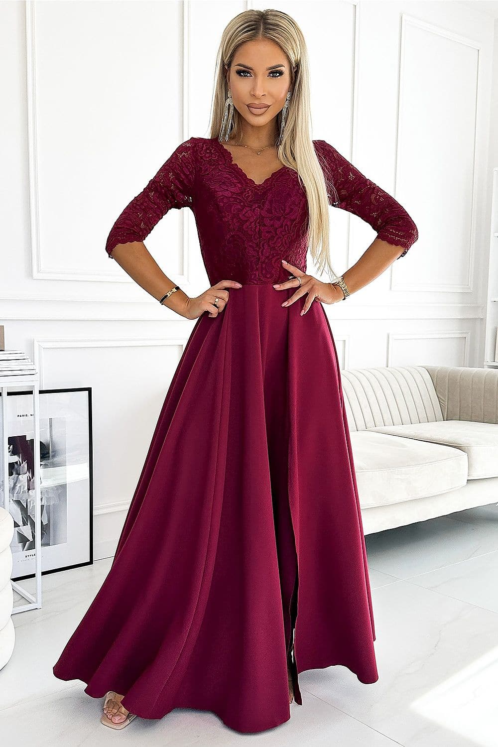 Robe de soirée bordeaux longue avec manches trois-quarts en dentelle, idéale pour un événement chic ou un mariage.