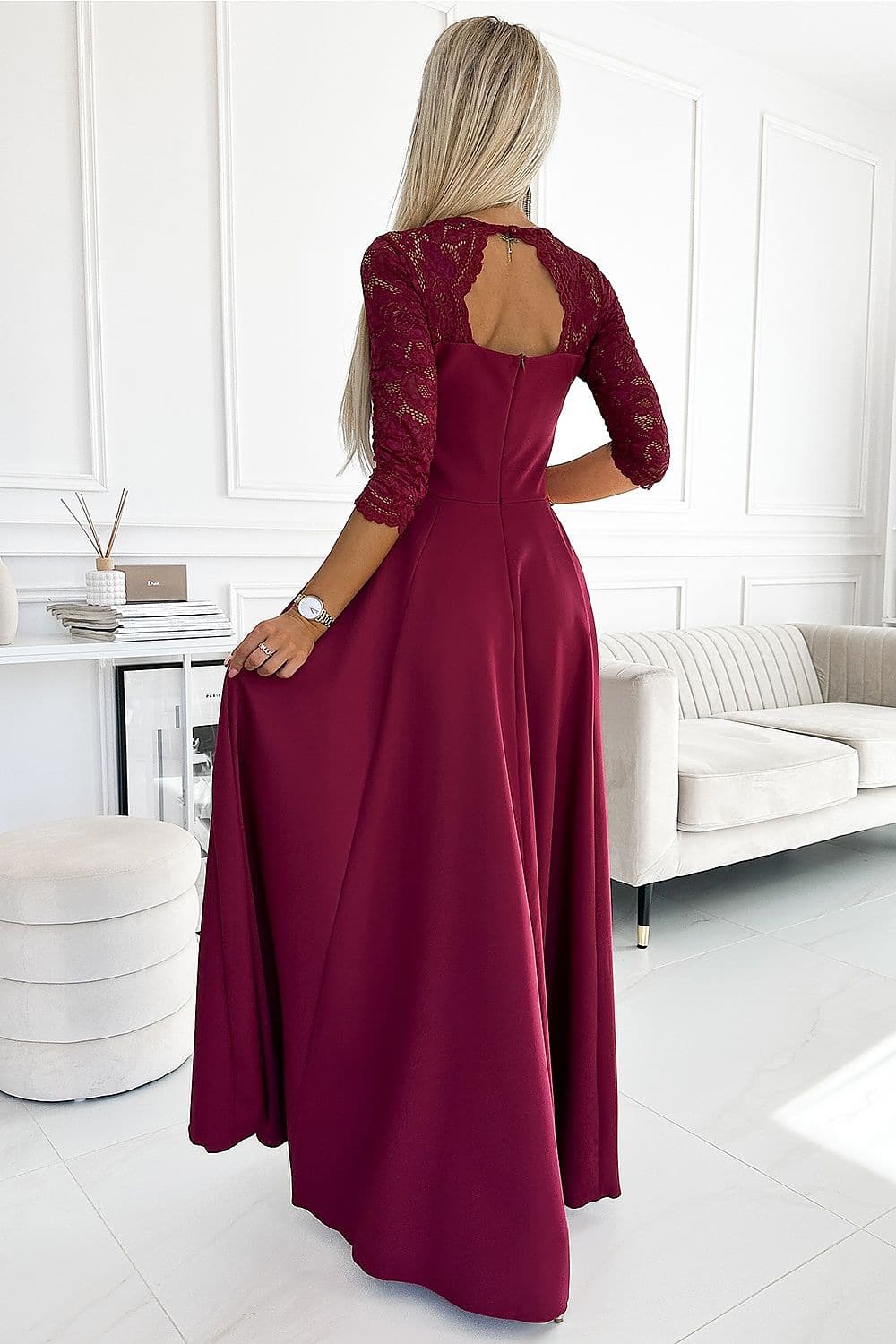 Robe de soirée chic bordeaux longue avec manches longues en dentelle pour gala ou mariage.