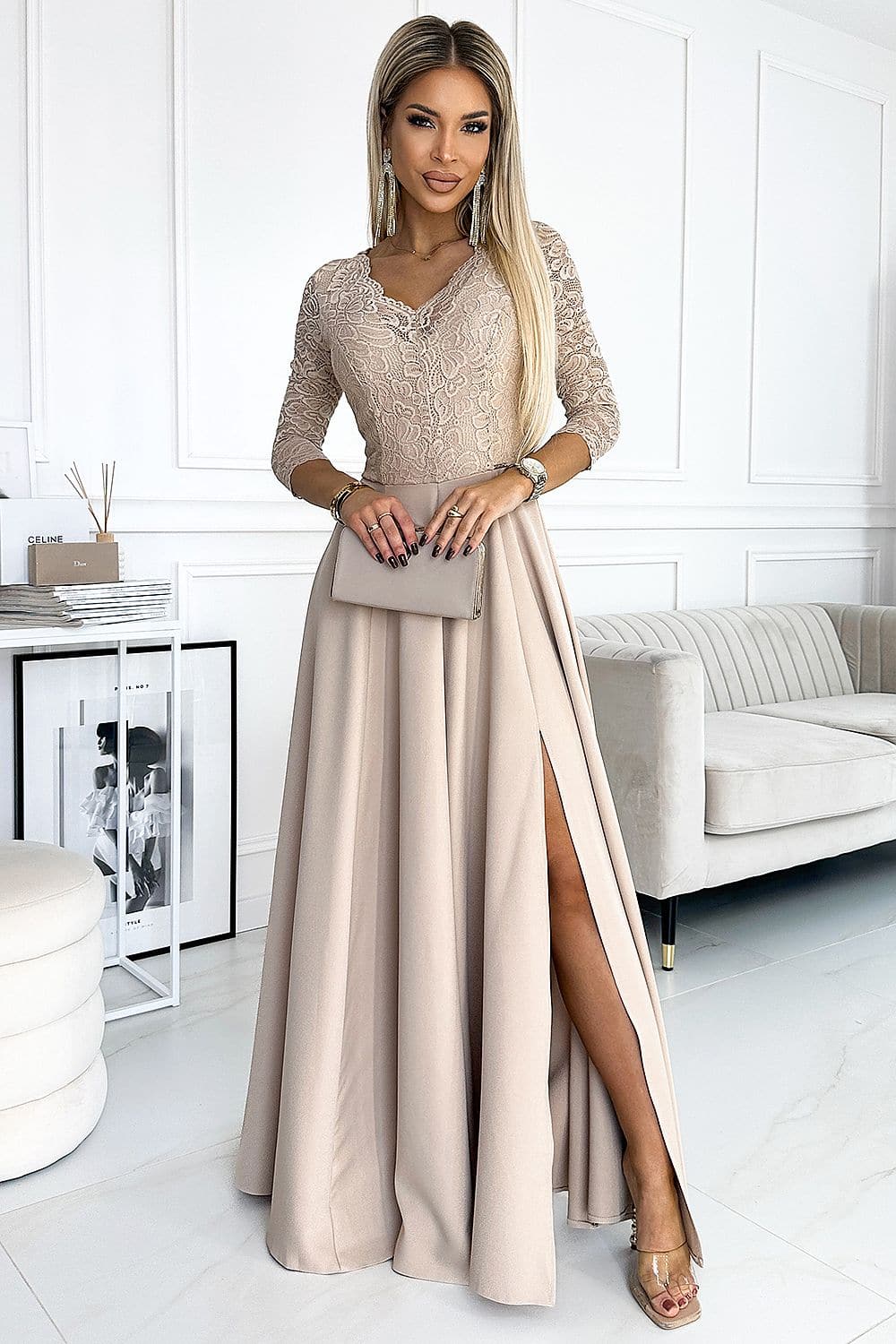 Robe de soirée longue beige chic pour mariage invité, avec manches longues en dentelle et silhouette moulante avec fente élégante.