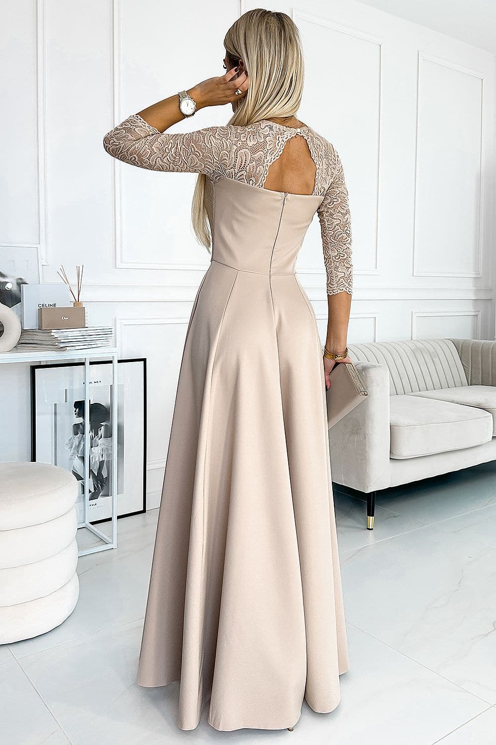 Robe de soirée longue beige chic avec manches en dentelle, parfaite pour un cocktail ou un mariage.