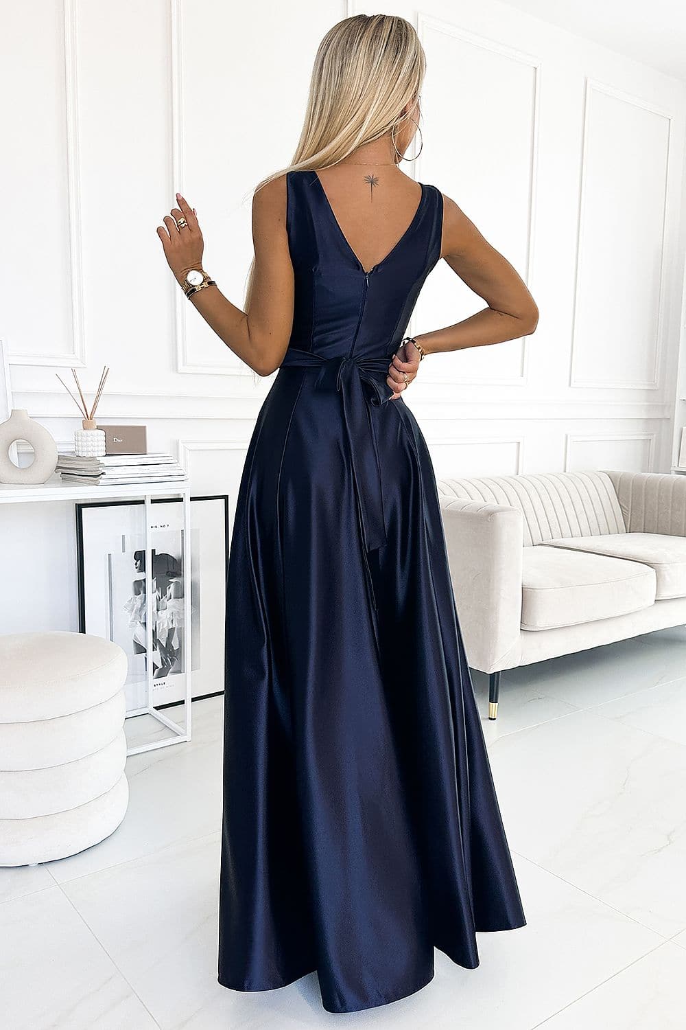 Robe soirée longue bleue marine chic sans manches, dos nu avec nœud, idéale pour cocktail ou mariage.