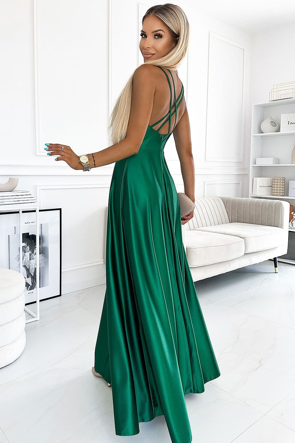 Robe de soirée longue verte émeraude, sans manches, silhouette moulante, dos nu, adaptée pour gala ou mariage.