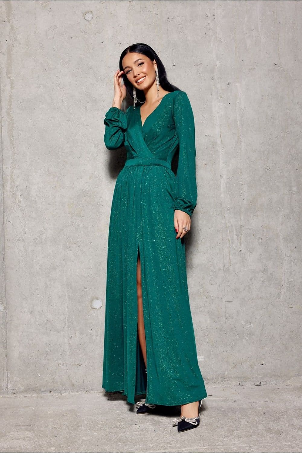 Robe de soirée longue verte avec manches longues pour gala, silhouette princesse, décolleté élégant et fendue pour femme sophistiquée.