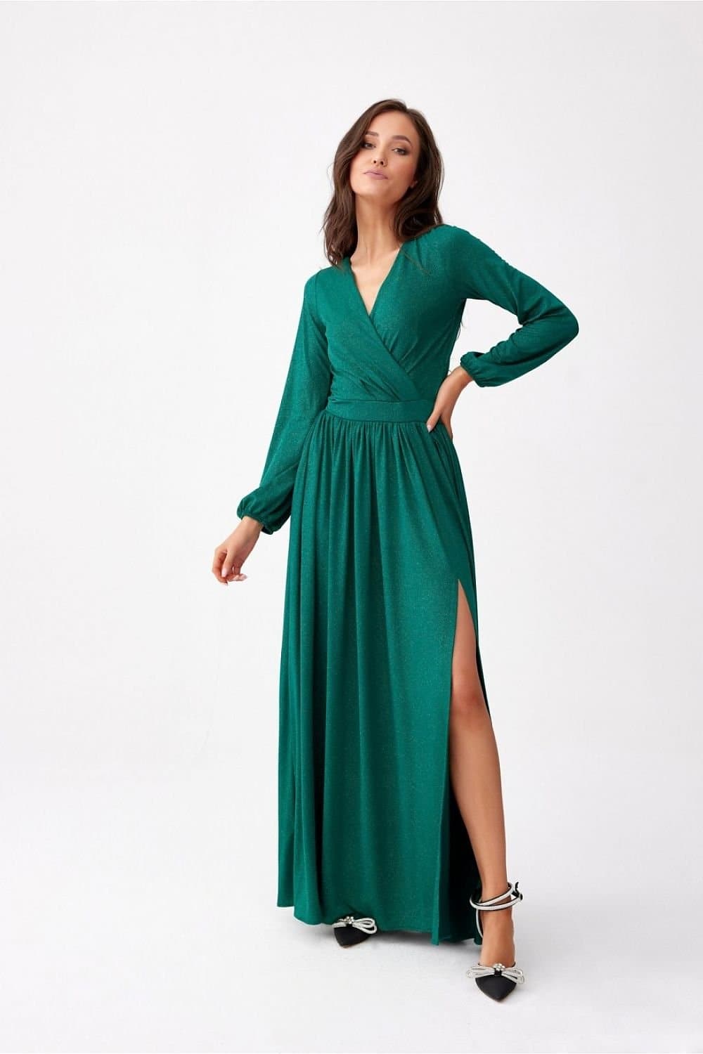 Robe de soirée longue verte avec manches longues et fente élégante pour mariage ou gala, style chic et fluide.