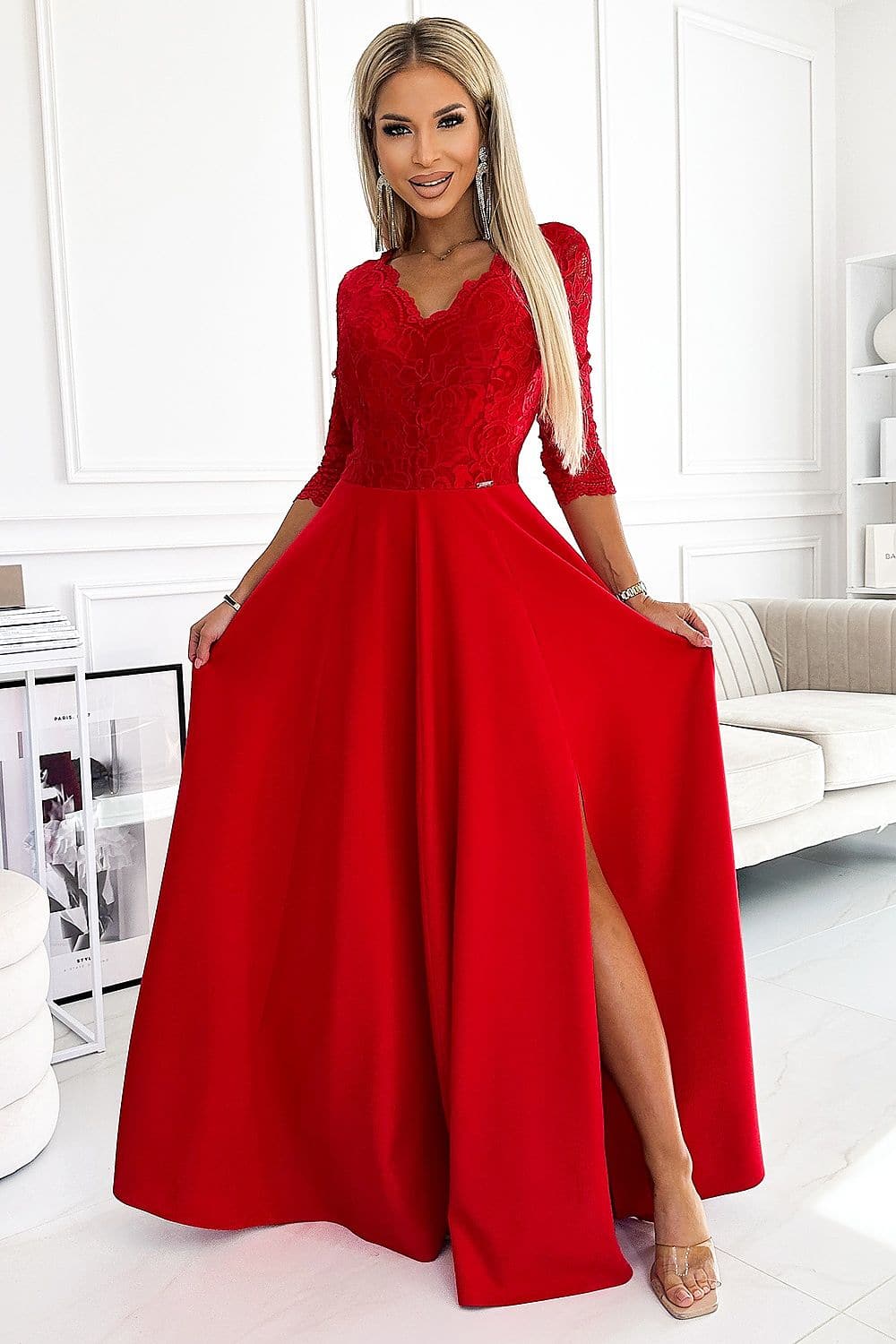 Robe de soirée rouge longue fendue avec manches longues en dentelle pour gala ou mariage, élégante et chic.