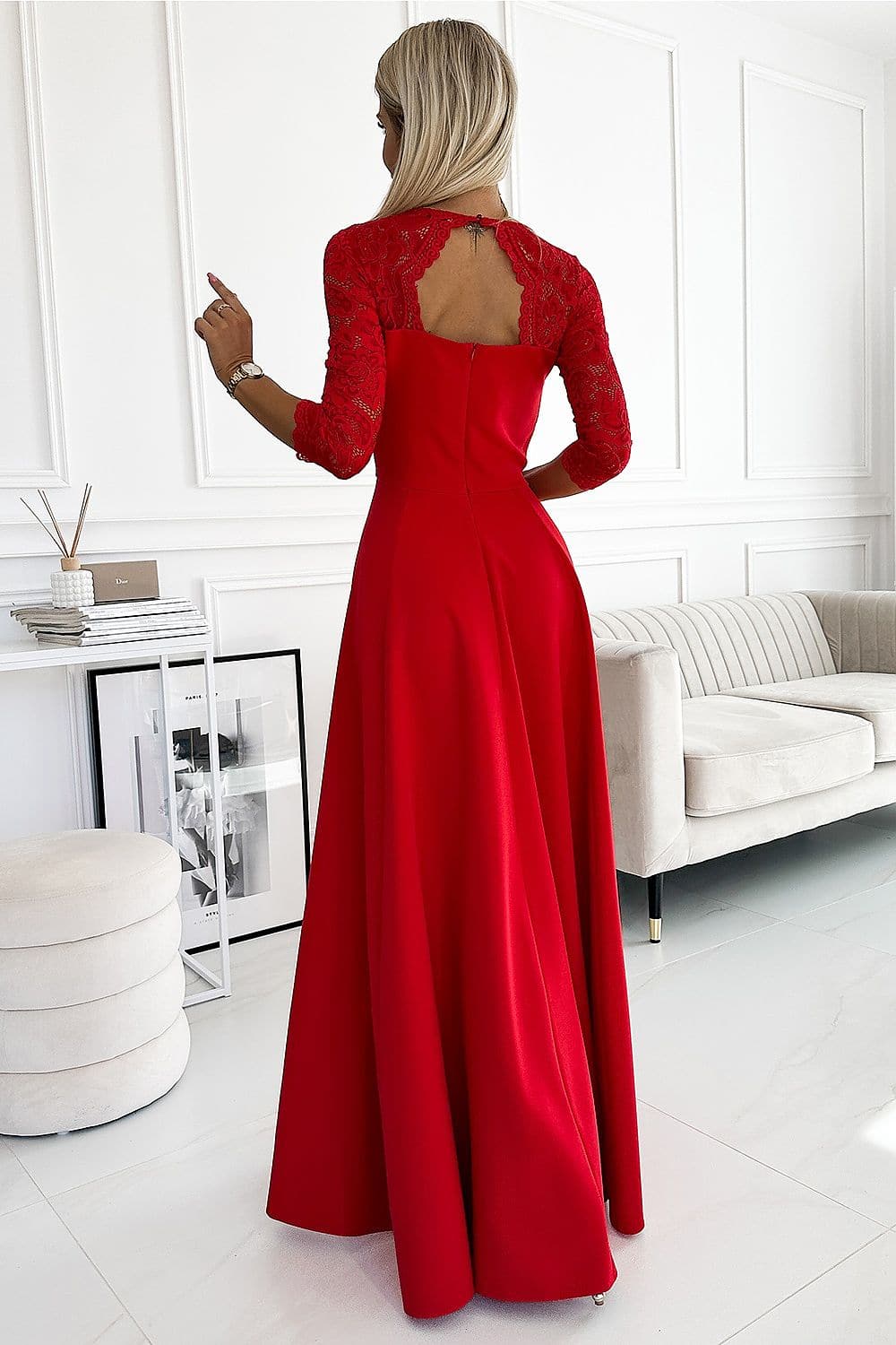 Robe de soirée rouge longue avec dentelle et manches longues, idéale pour cocktail ou mariage, élégamment fendue.