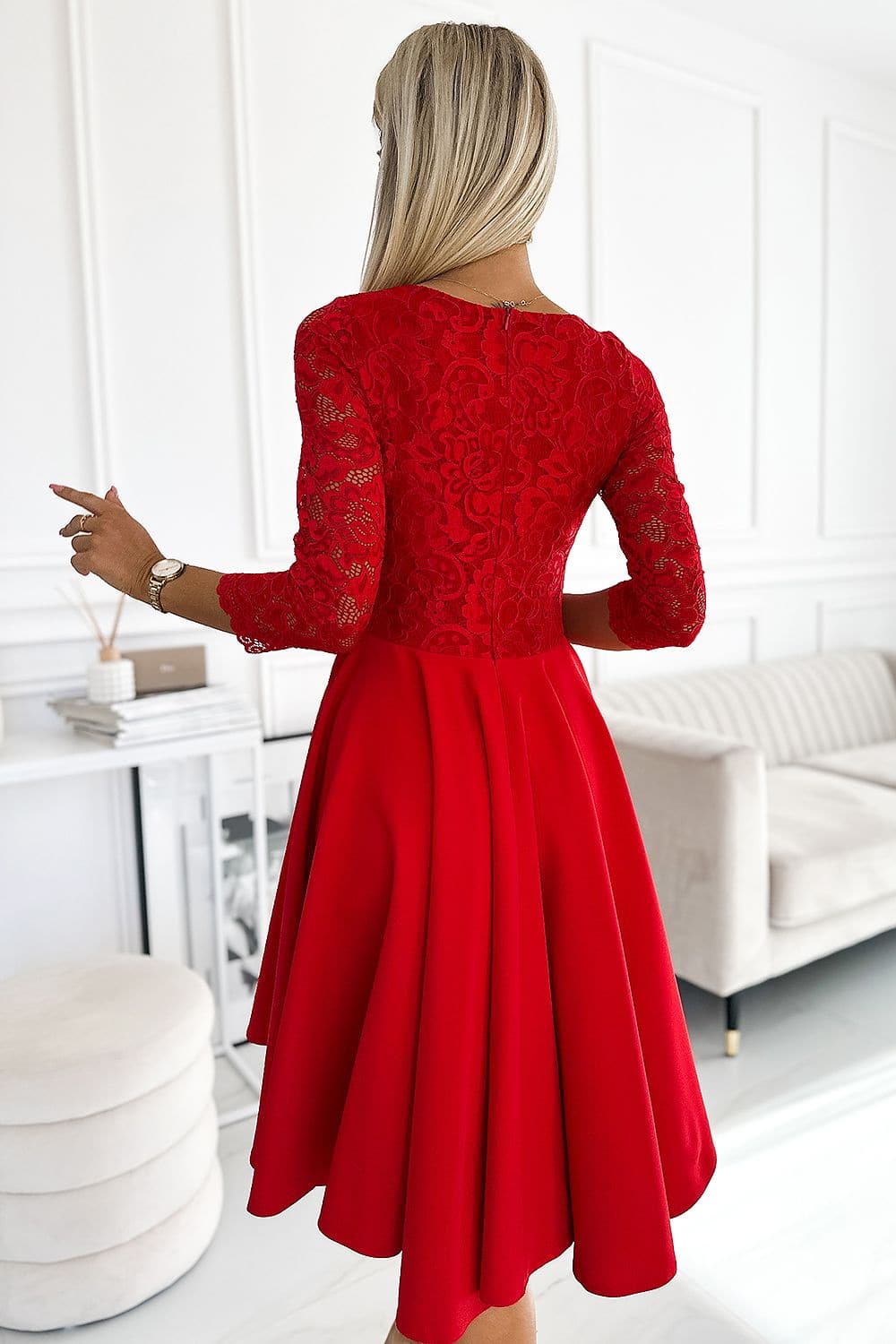 Robe de soirée rouge vif, élégante avec manches longues en dentelle, parfaite pour cocktail ou mariage, silhouette moulante et longueur midi.