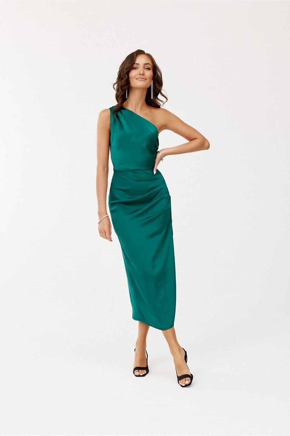 Robe de soirée vert émeraude élégante midi sans manches pour cocktail avec silhouette droite et épaule dénudée.