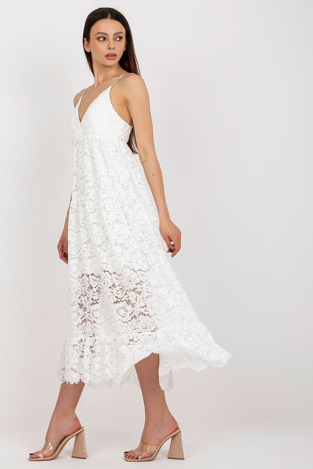 Robe midi en dentelle blanche de style bohème, idéale pour soirée chic ou mariage, légère et fluide avec bretelles fines.