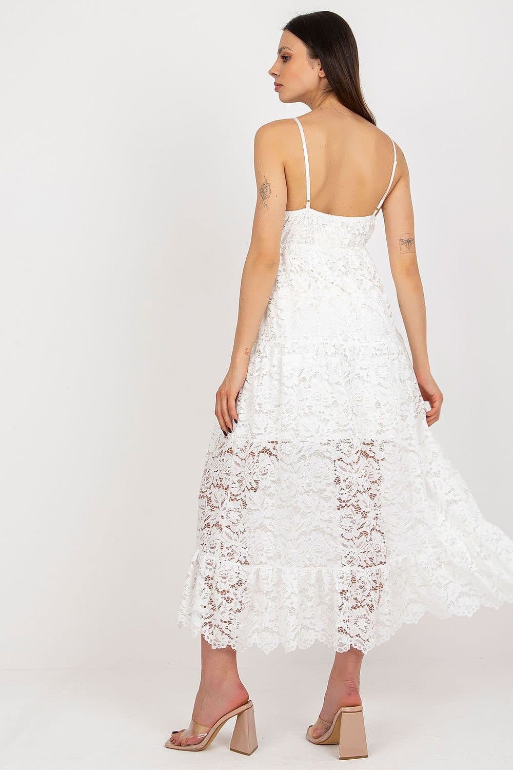 Robe dentelle blanche bohème mi-longue sans manches pour mariage invité chic, style élégant et romantique.