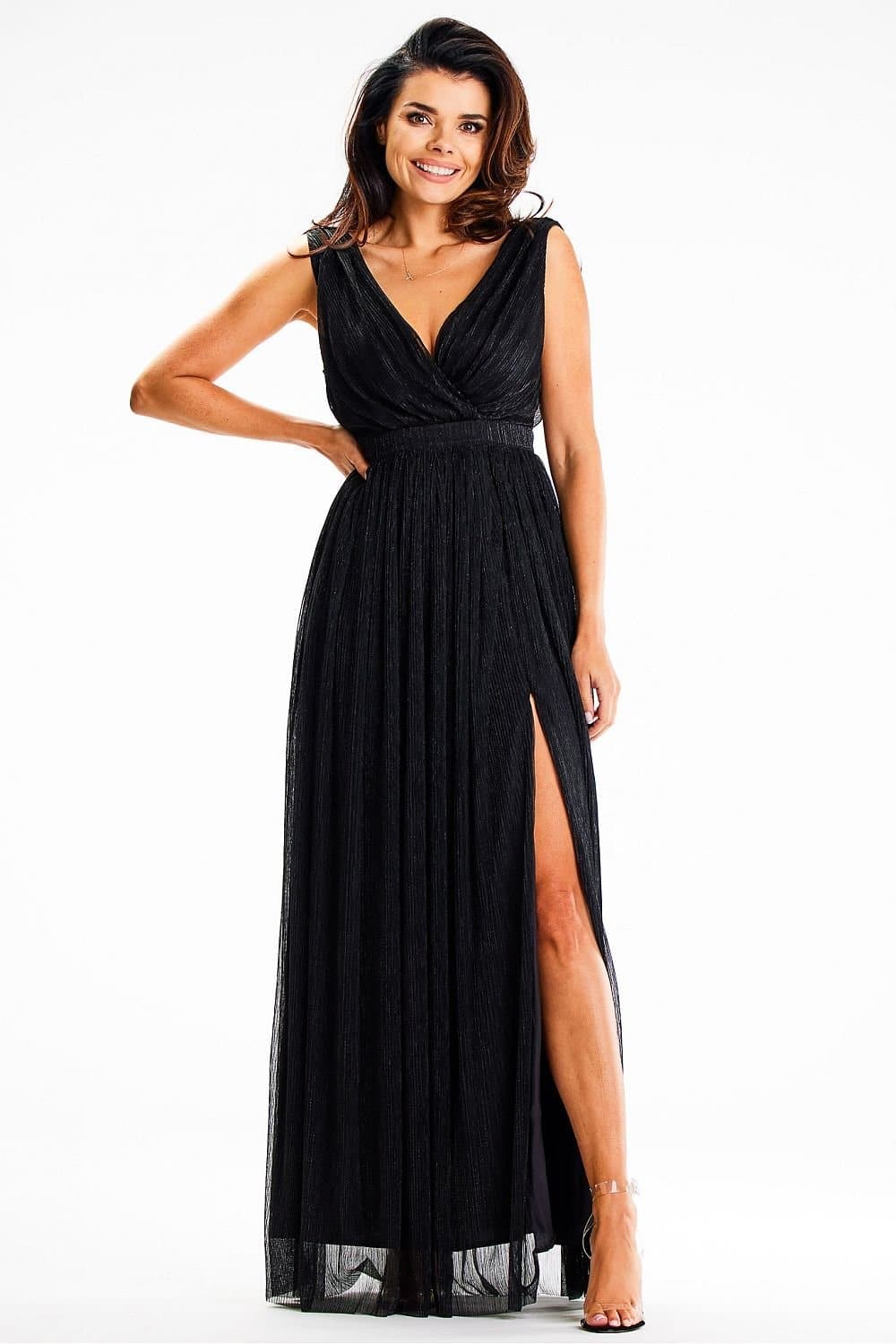 Robe longue noire de soirée chic pour gala, avec fente, sans manches et décolleté en V, idéale pour événement élégant.
