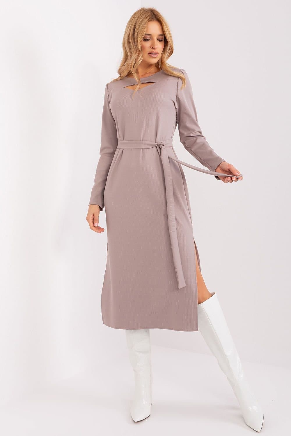 Robe élégante midi terracotta à manches longues et fendue, idéale pour cocktail ou soirée chic.