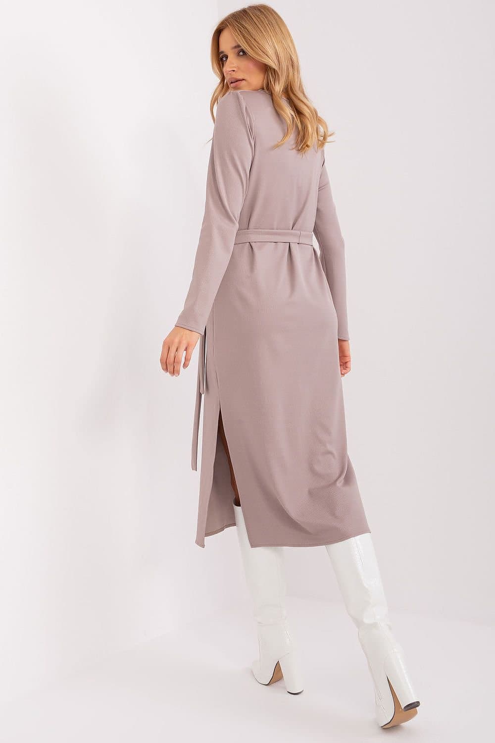 Robe élégante mi-longue terracotta manches longues pour cocktail ou soirée, style chic et sobre.