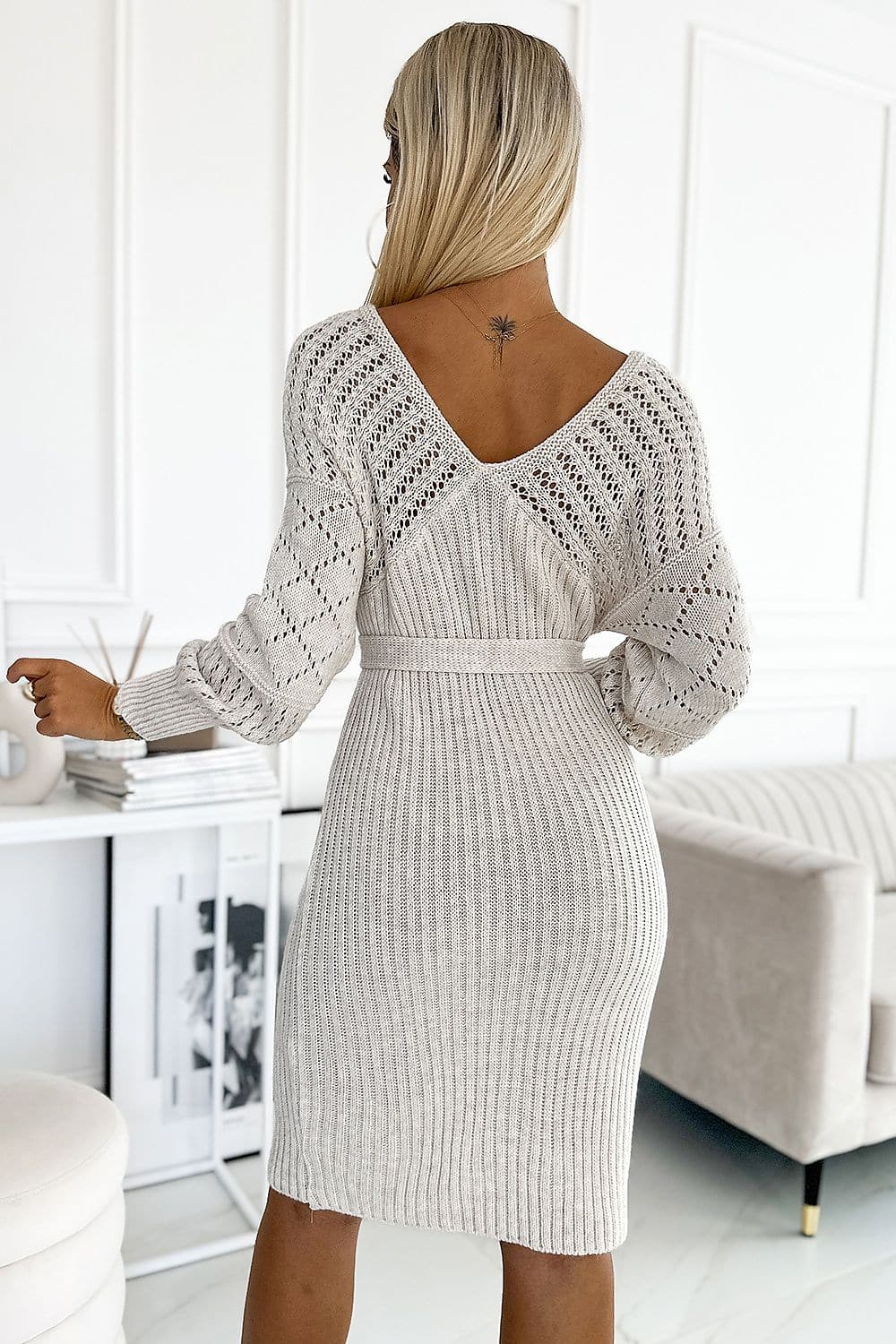 Robe pull blanche manches longues midi chic pour femme, idéale pour soirées ou événements décontractés.