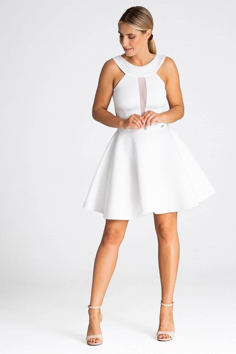 Robe évasée chic blanche sans manches, parfaite pour cocktail ou soirée d'été, longueur midi, avec col rond.