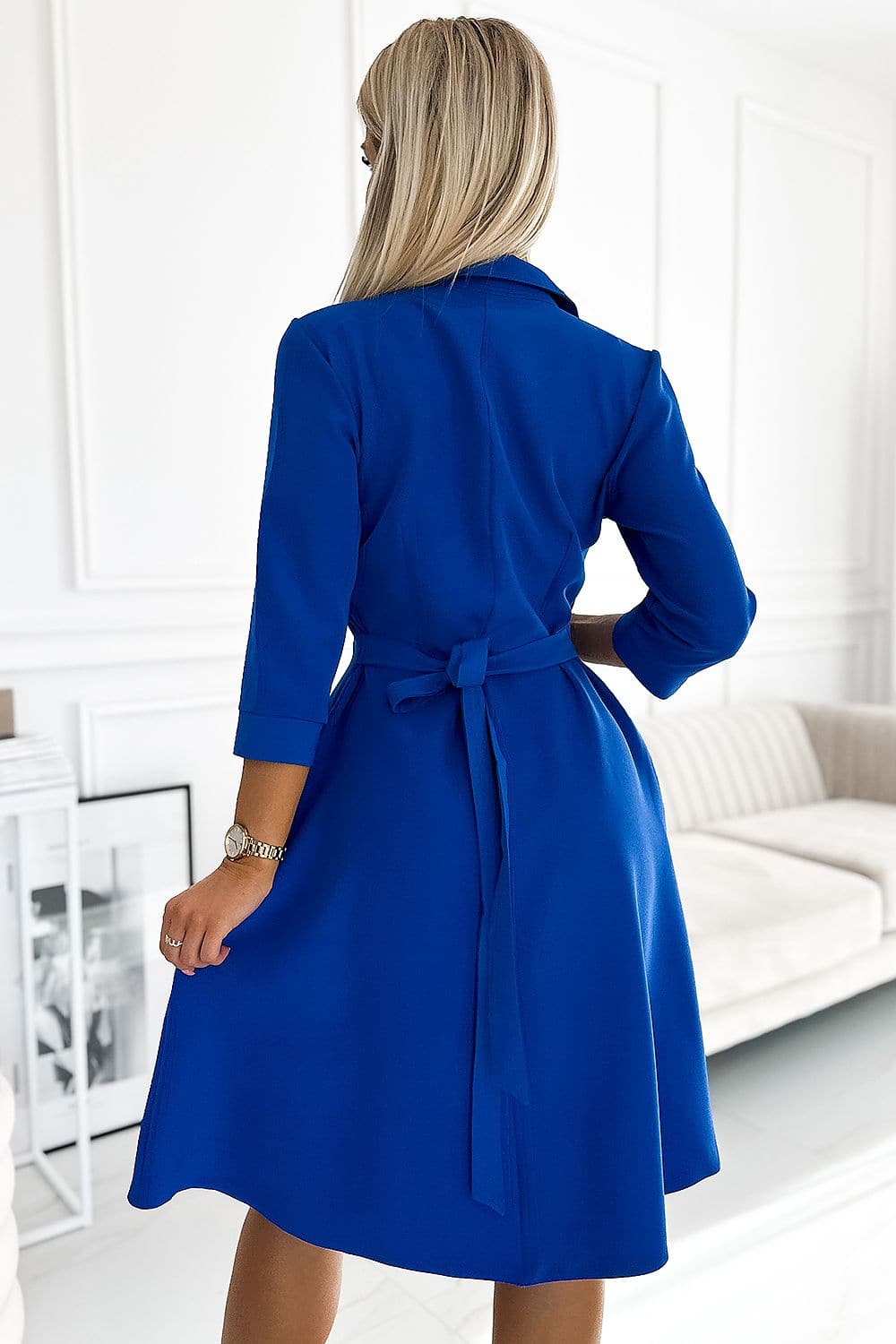 Robe bleue évasée à manches longues pour soirée chic ou cocktail, silhouette trapèze, idéale pour événement élégant.