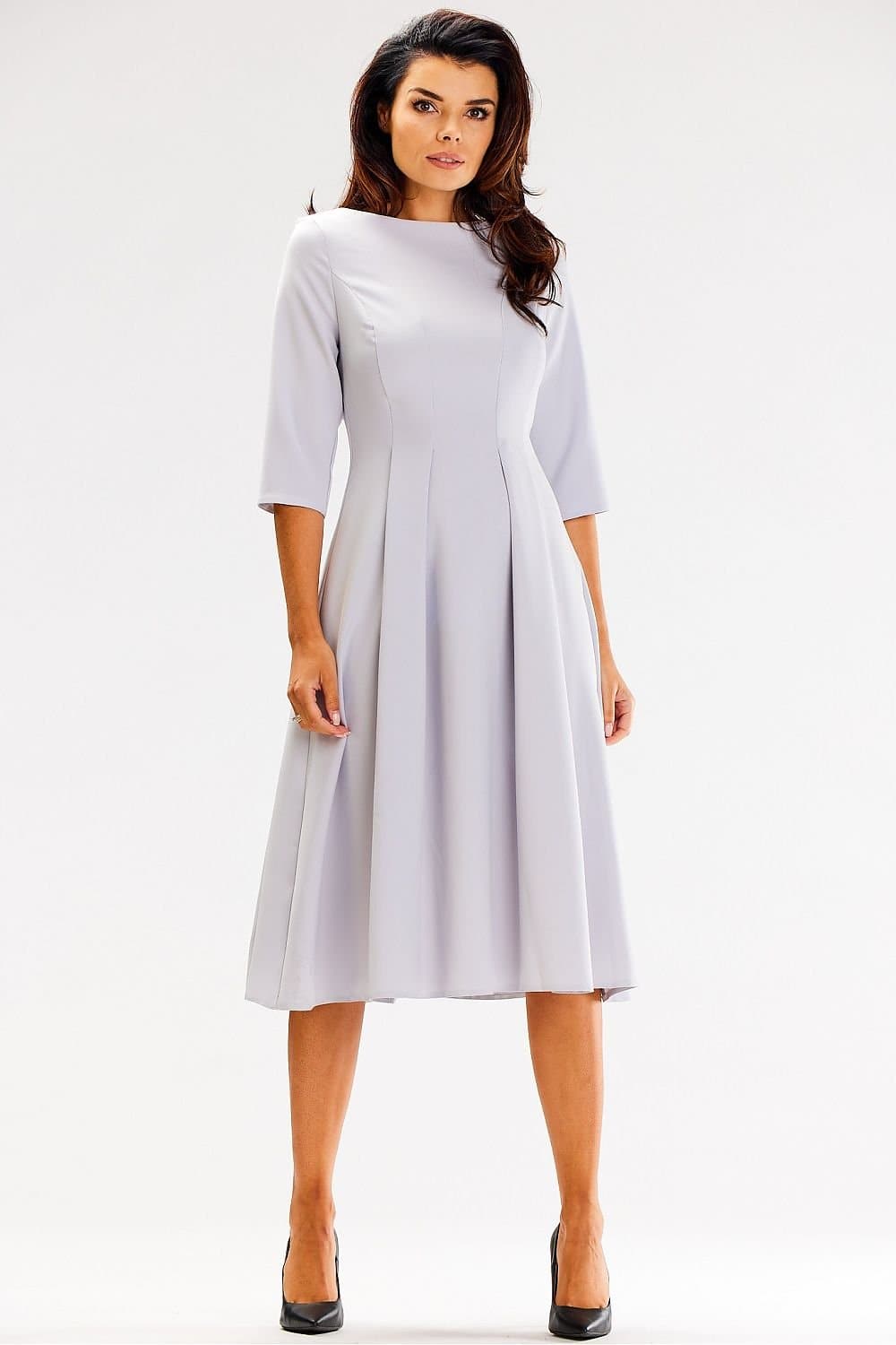 Robe évasée mi-longue grise manches courtes pour cocktail ou soirée d'été, chic et élégante, convenant à diverses silhouettes.
