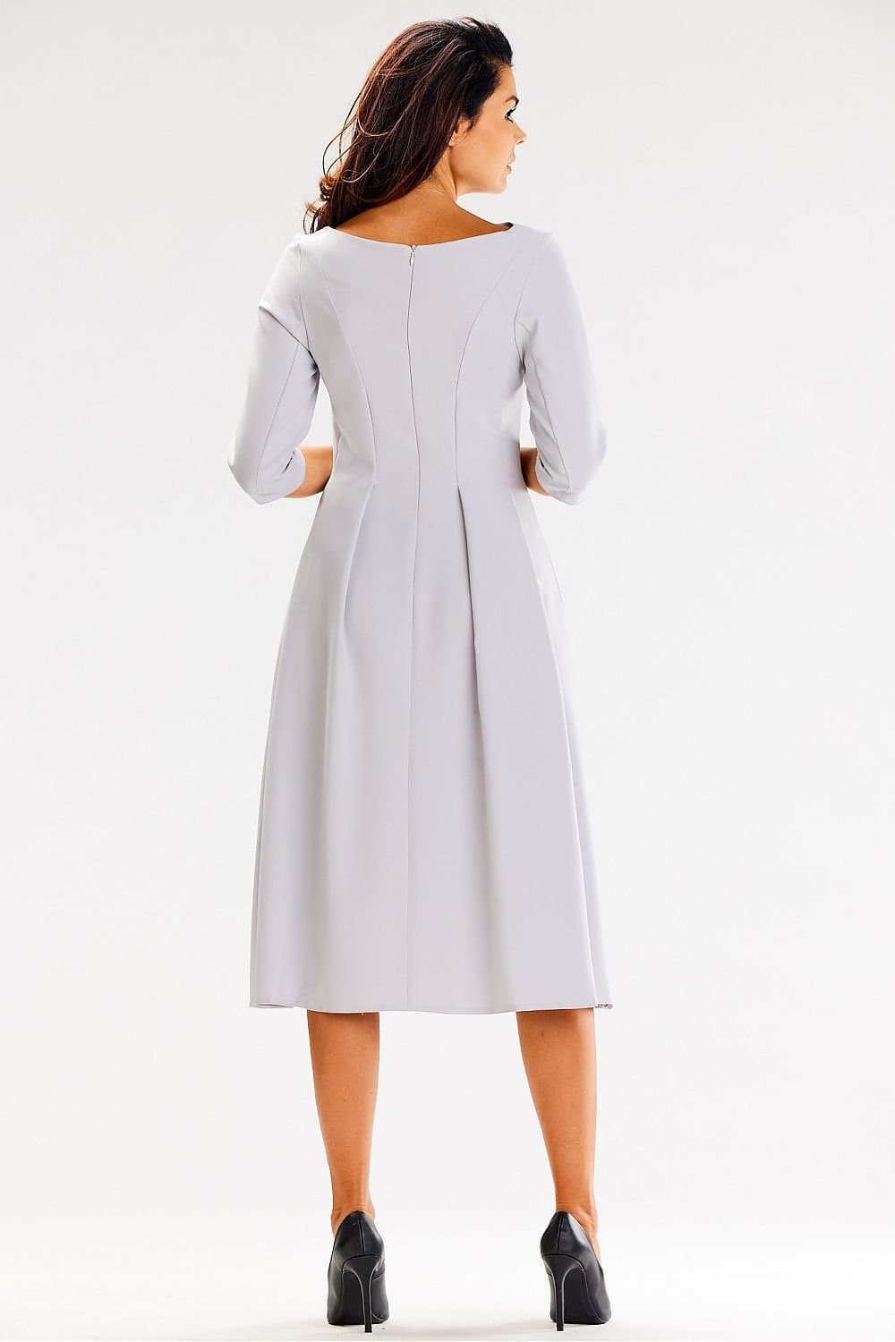 Robe évasée mi-longue grise manches trois-quarts pour cocktail ou gala, silhouette trapèze élégante et chic.