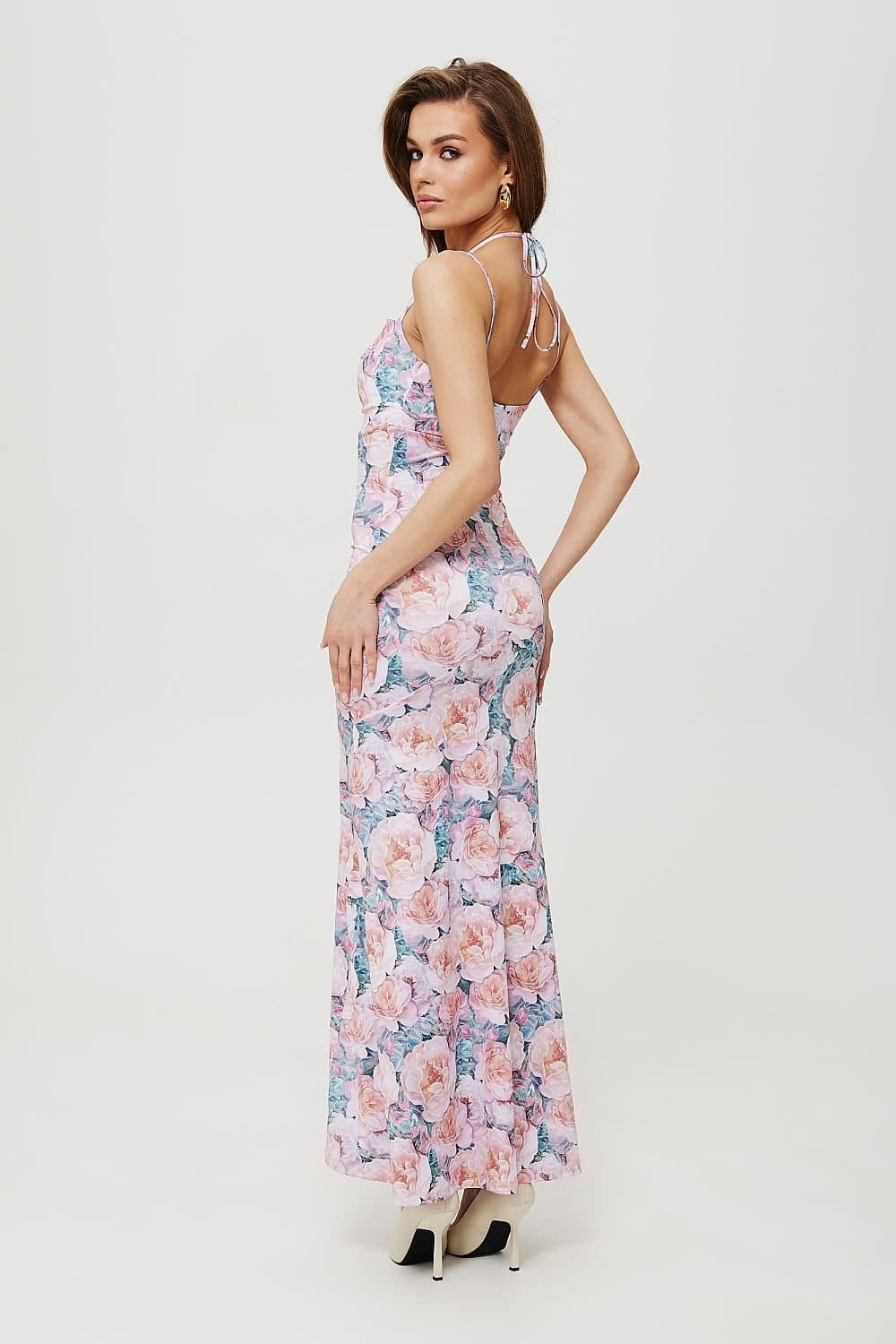 Robe d'été longue fleurie avec bretelles fines, idéale pour un style bohème et chic lors de soirées ou événements estivaux.