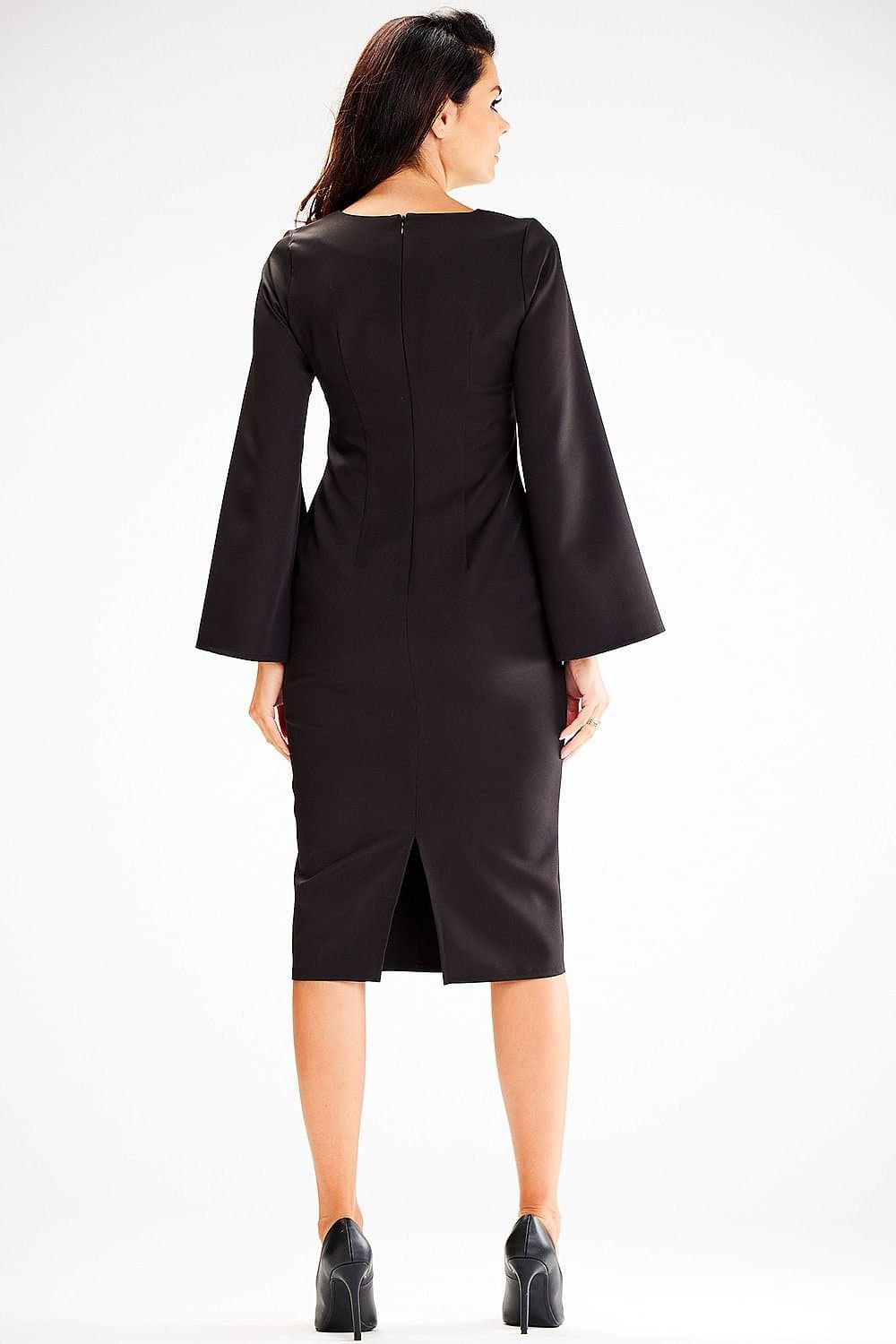 Robe fourreau noire chic mi-longue avec manches longues pour cocktail ou soirée élégante.