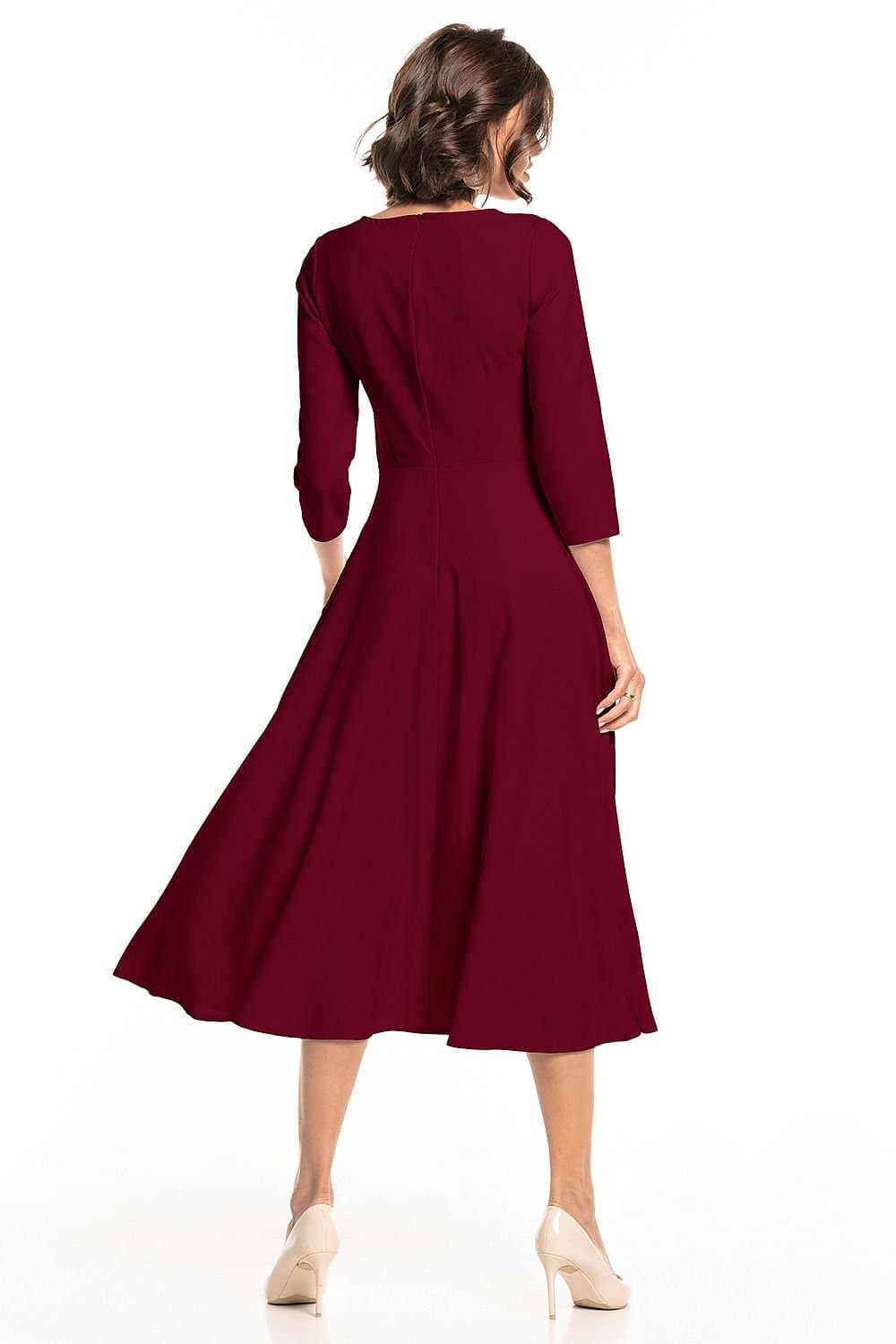 Robe de soirée habillée bordeaux midi à manches longues et silhouette trapèze, idéale pour cocktail ou événement chic.