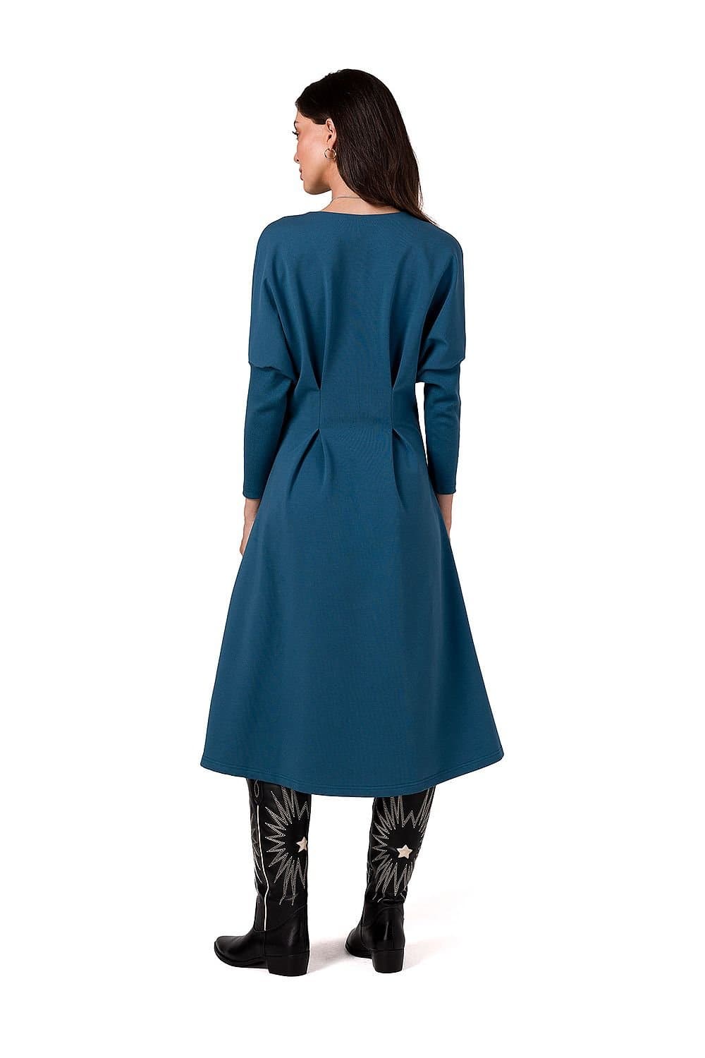 Robe bleue habillée midi à manches longues, idéale pour soirées ou événements cocktail, silhouette droite et élégante.