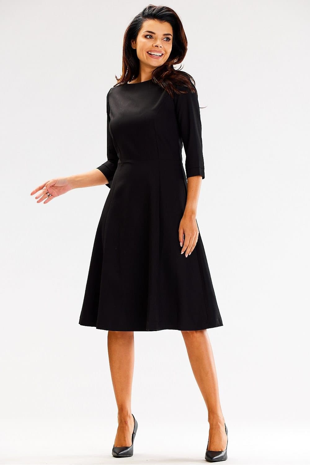 Robe habillée noire mi-longue chic à manches courtes pour soirée, cocktail ou événement formel, silhouette trapèze élégante.
