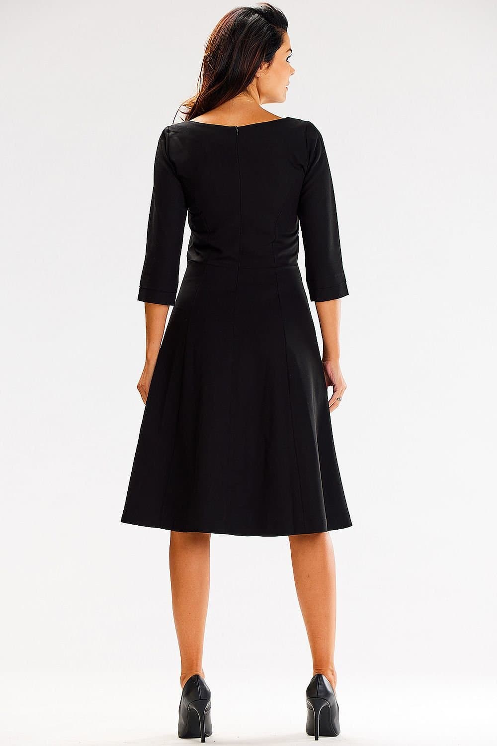 Robe habillée noire midi pour cocktail ou soirée, style chic avec manches trois-quarts, silhouette trapèze - idéale pour événements élégants.
