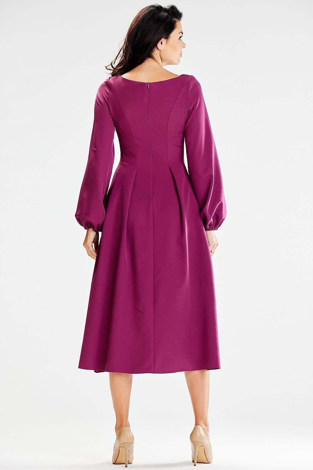 Robe habillée violette midi à manches longues pour soirée élégante ou gala, chic et sobre.