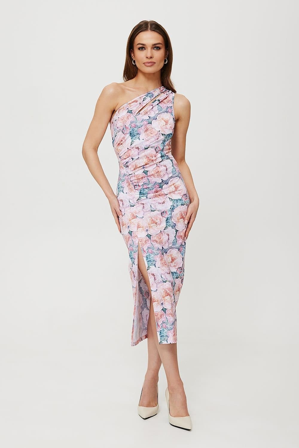 Robe fleurie rose et bleue asymétrique sans manches pour mariage invité chic, longueur midi avec fente.