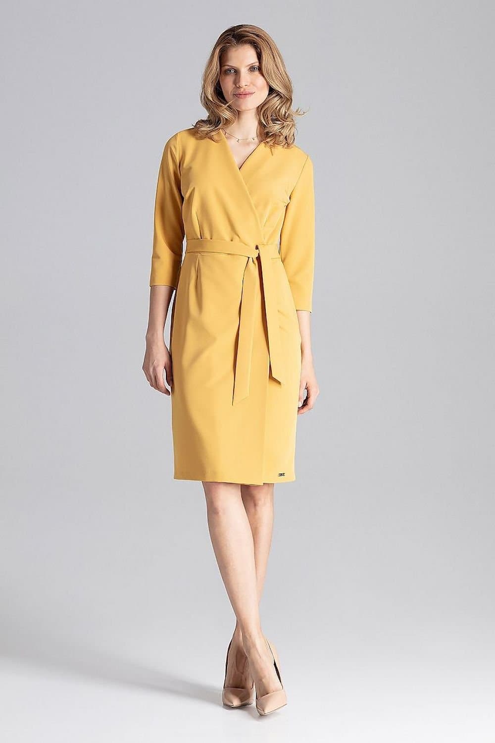 Robe jaune pâle mi-longue chic avec ceinture, manches trois-quarts pour cocktail ou mariage, silhouette droite, idéale pour invitée élégante.