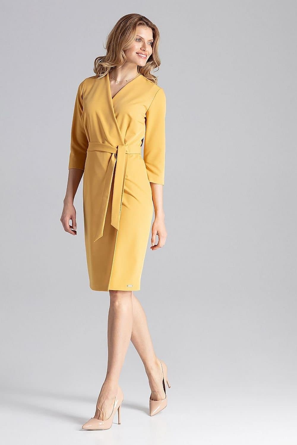 Robe jaune pâle chic à manches trois-quarts et ceinture, idéale pour cocktail ou mariage invité, coupe droite et longueur midi.