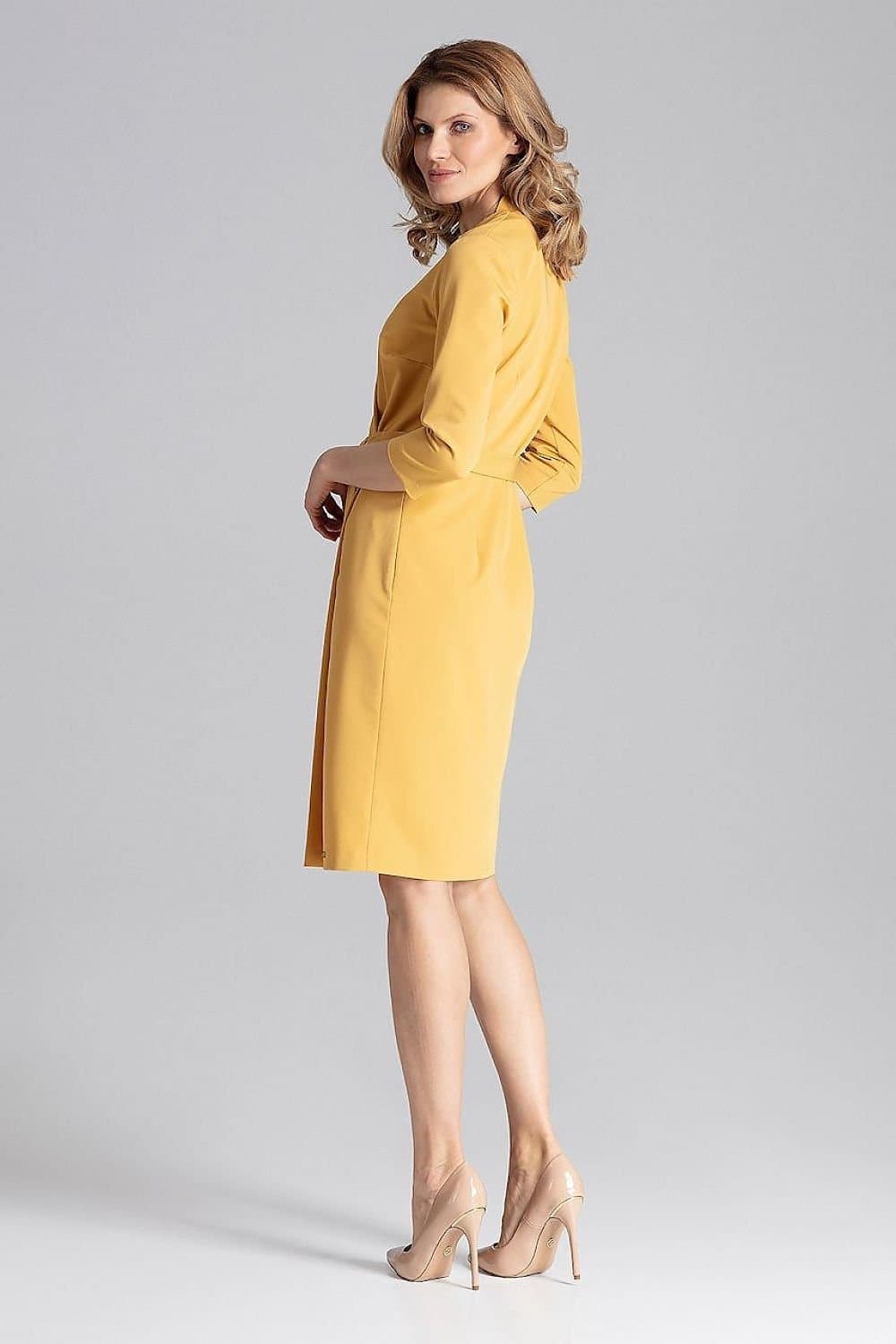 Robe jaune pâle midi chic avec manches longues pour cocktail ou événement professionnel, silhouette droite et élégante.