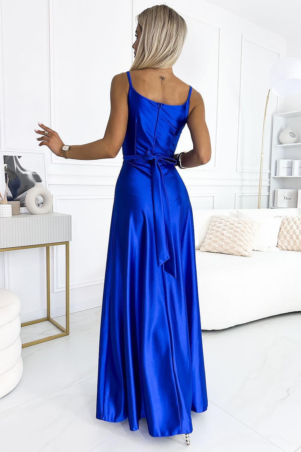Robe longue bleue en satin sans manches pour soirée chic ou mariage invité, silhouette droite avec noeud à la taille.