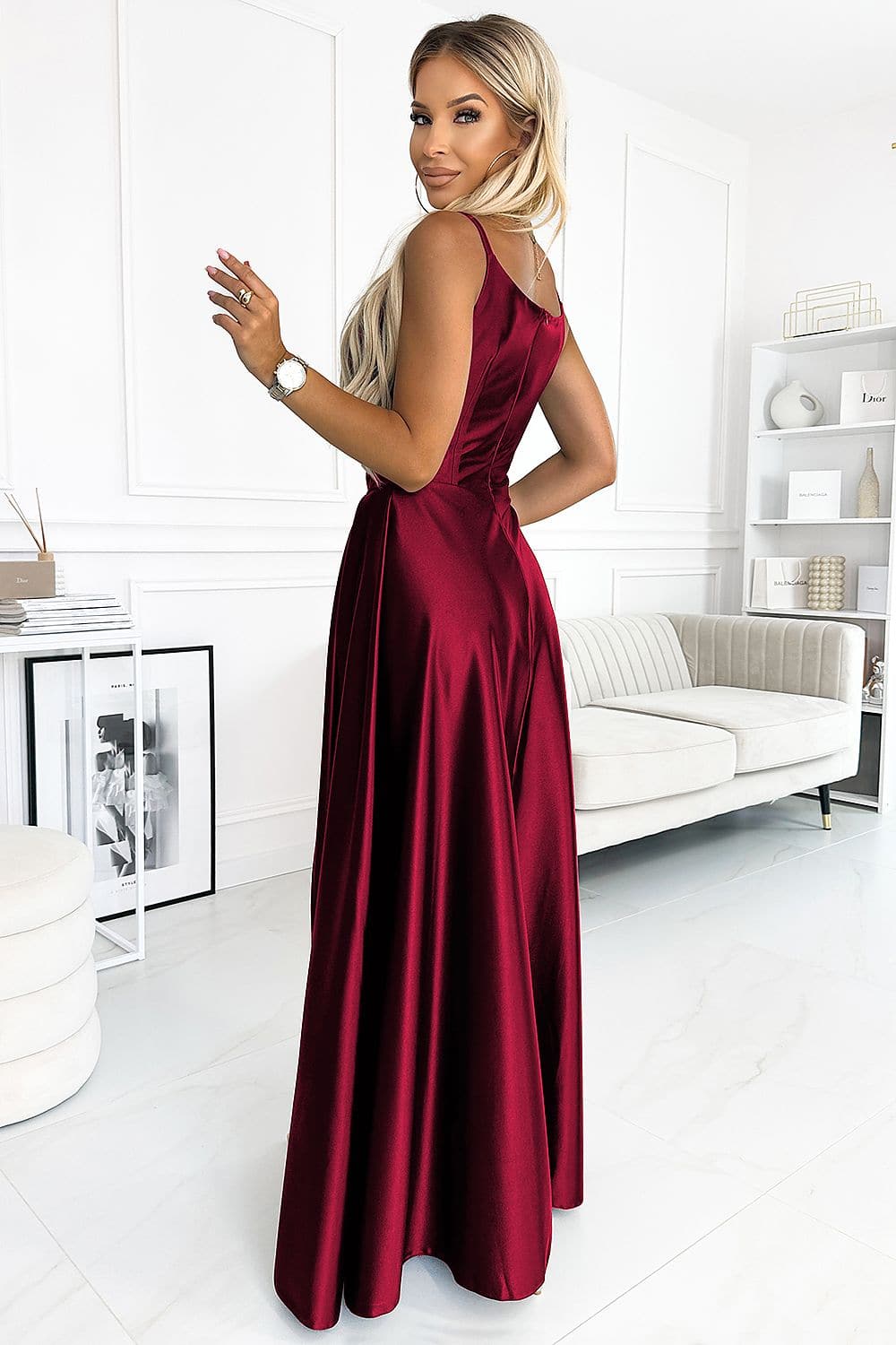 Robe de soirée en satin bordeaux longue sans manches pour mariage invité chic et élégant.