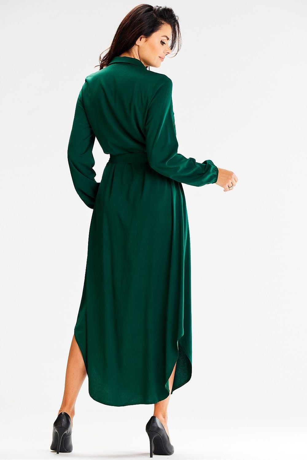 Robe longue chemise verte à manches longues et coupe droite idéale pour soirée ou événement élégant et chic.