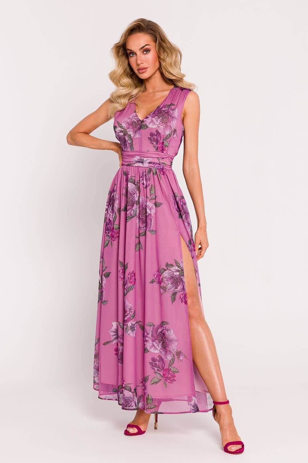 Robe longue fleurie en mousseline rose pour soirée d'été, à manches courtes et style princesse, idéale pour mariage ou événements chics.