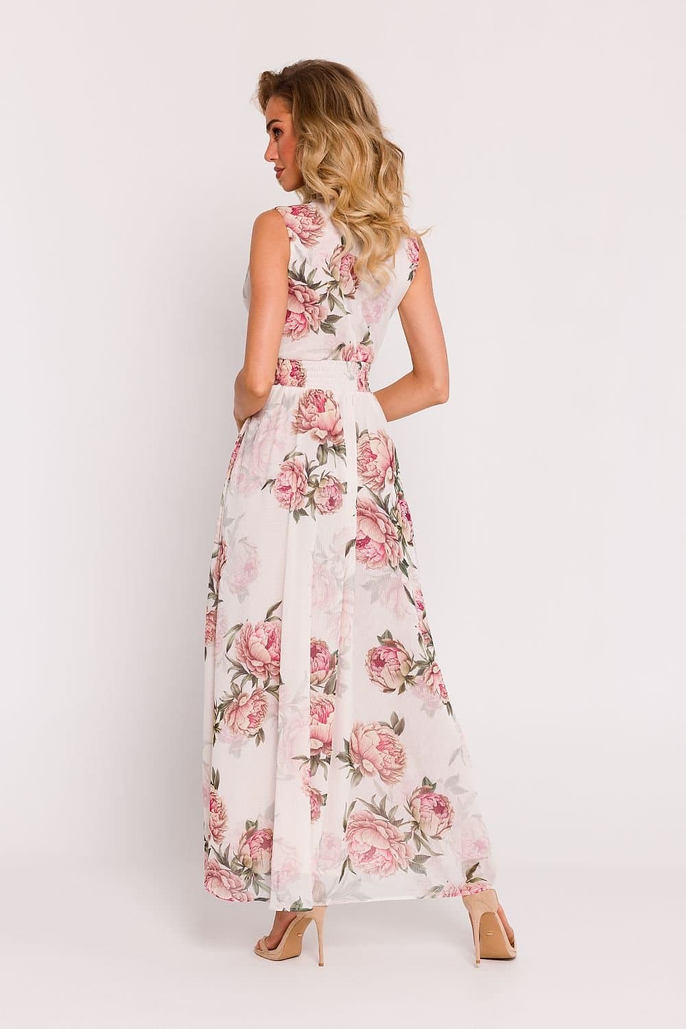 Robe longue fleurie rose et blanche style bohème chic pour mariage invité, sans manches et trapèze.