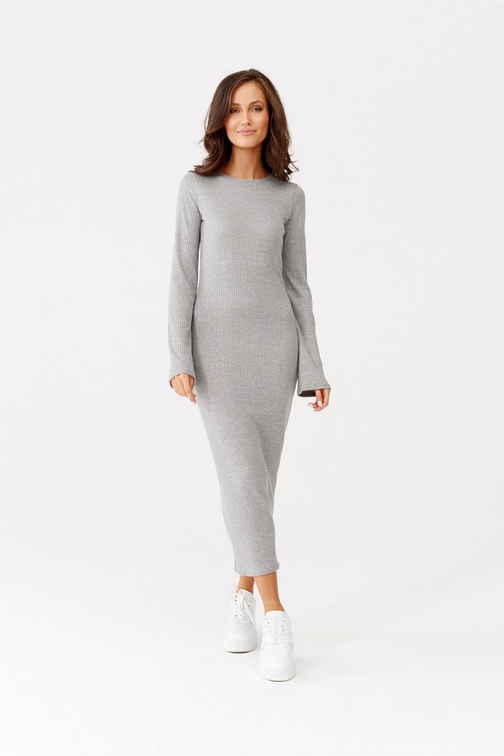 Robe longue grise moulante en maille avec manches longues pour un style casual ou une soirée simple.