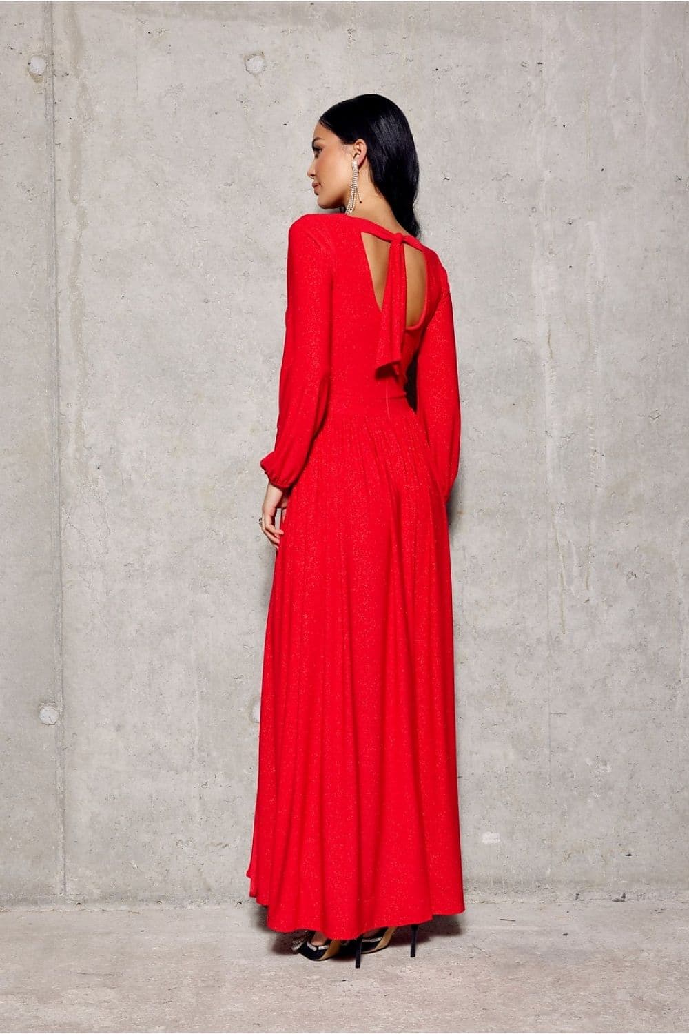 Robe longue rouge fendue manches longues pour soirée chic, dos nu, parfaite pour gala ou mariage.