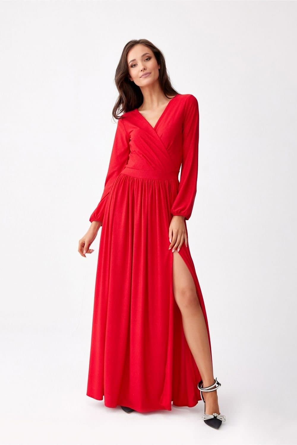 Robe longue rouge fendue style soirée chic avec manches longues et décolleté en V pour gala ou mariage, silhouette trapèze élégante.