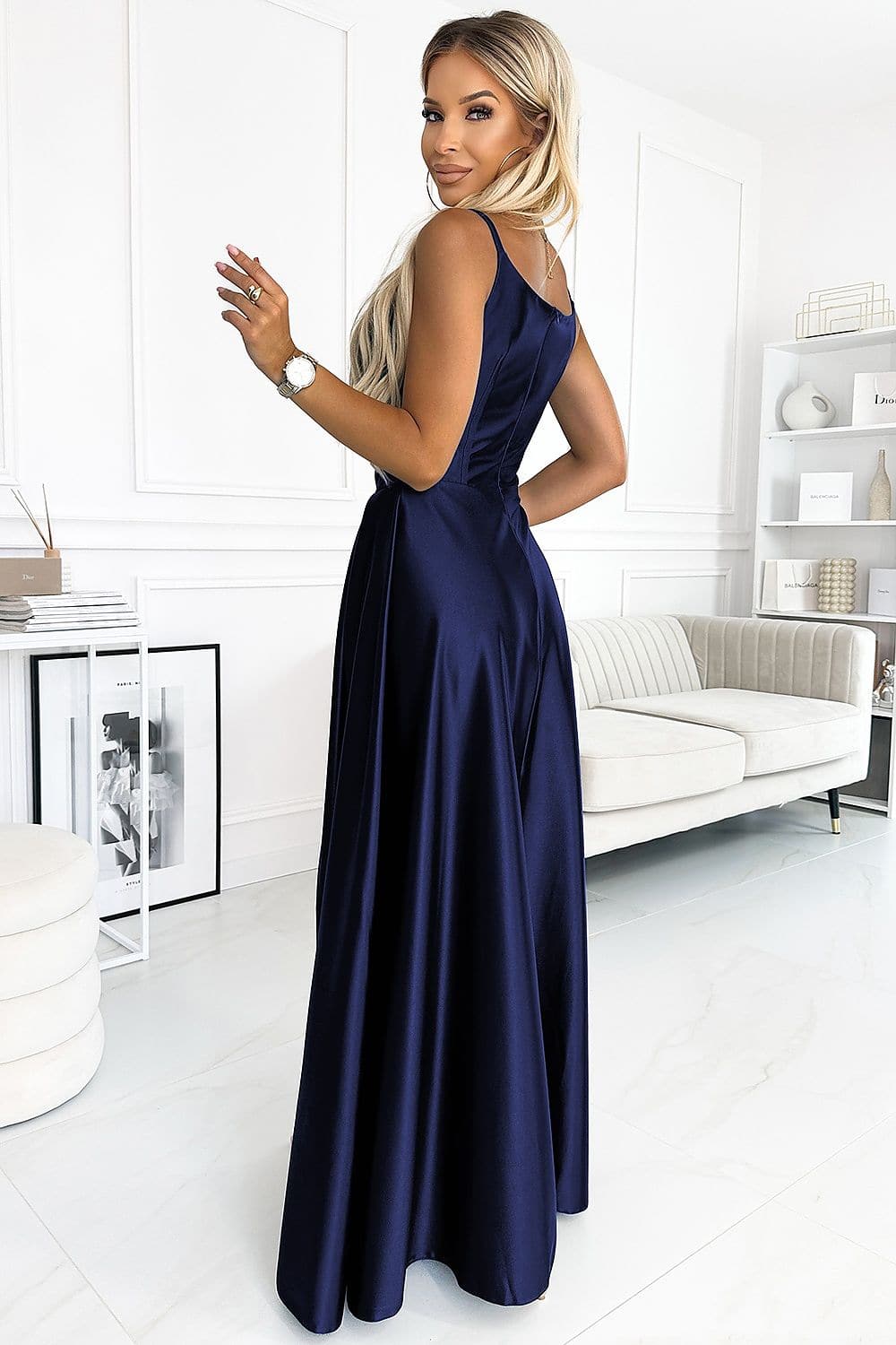 Robe longue en satin bleu pour soirée chic, gala ou mariage, élégante avec dos nu et silhouette trapèze.