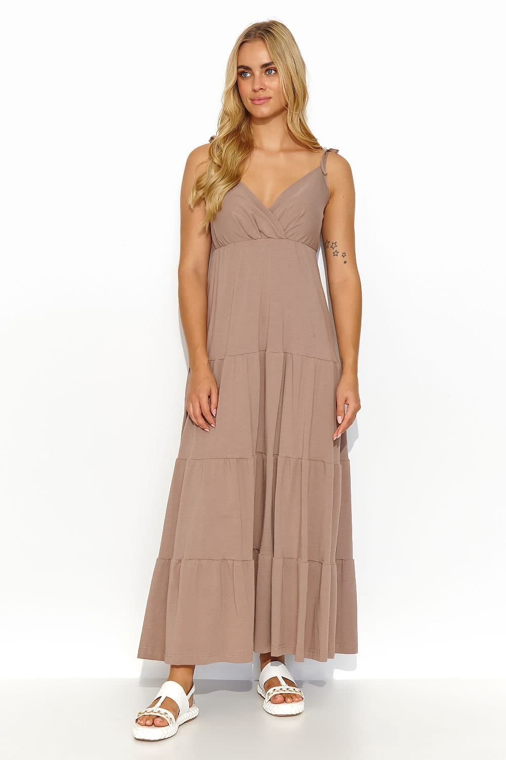 Robe longue beige style empire pour soirée élégante et casual, idéale pour mariage chic ou événements estivaux.