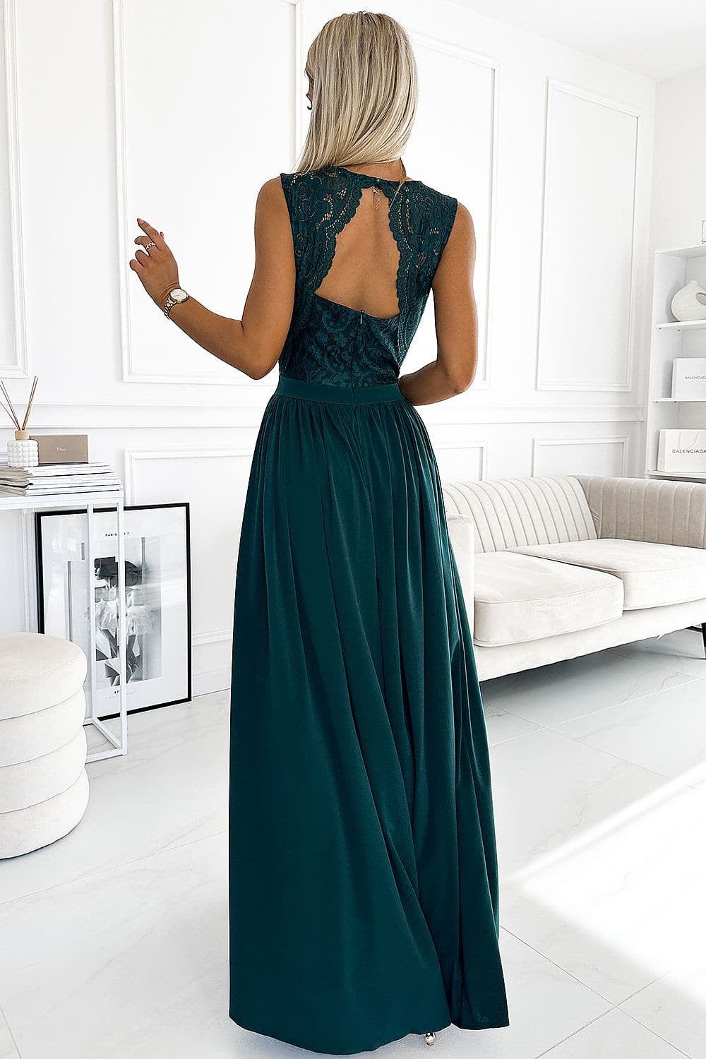 Robe longue verte foncée sans manches avec dos en dentelle pour soirée élégante et mariage.