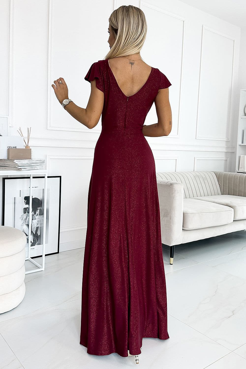 Robe longue bordeaux à paillettes, élégante pour soirée chic, dos nu, parfaite pour événement gala ou mariage, manches courtes.