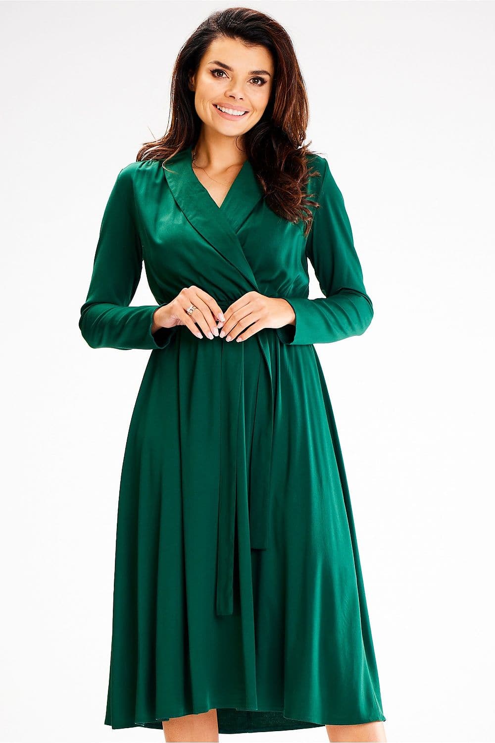 Robe midi verte à manches longues et décolleté en V, élégante pour cocktail ou événement chic.