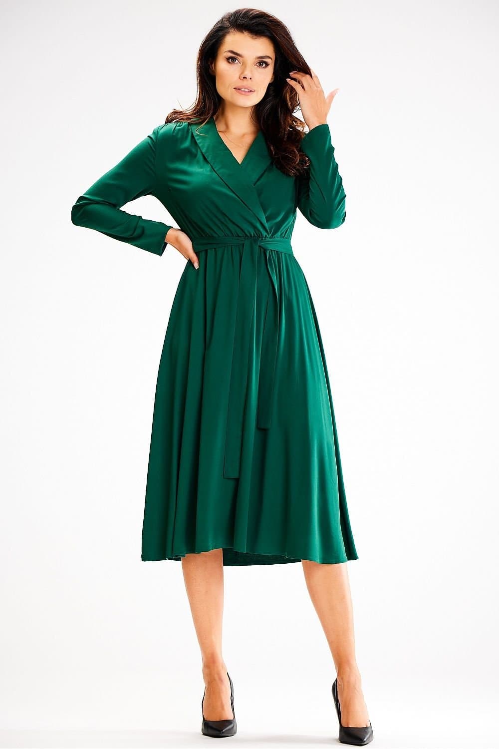 Robe midi verte chic manches longues pour cocktail ou événement d'entreprise, silhouette trapèze, idéale pour soirée élégante.